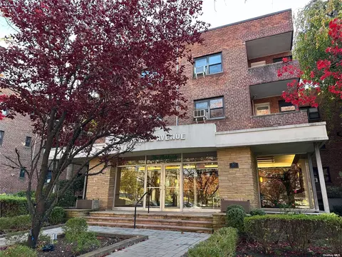 30 Grace Ave #3K, North Hempstead, NY 11021