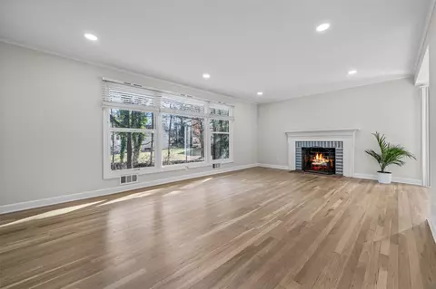205 Old Wilmot Rd, Scarsdale, NY 10583
