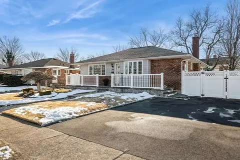 368 Coleridge St, Levittown, NY 11756