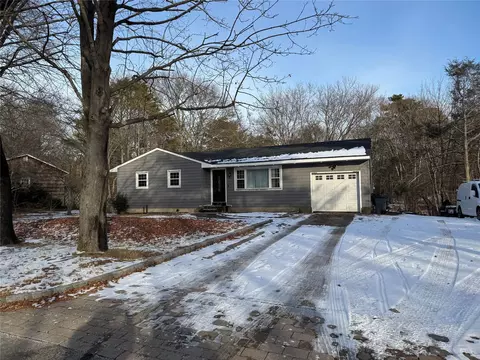 427 Robinson Ave, Patchogue, NY 11772