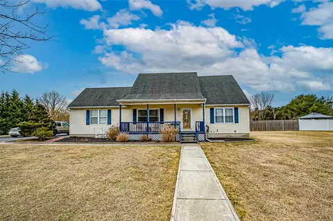 10 Twin Dr, Middle Island, NY 11953