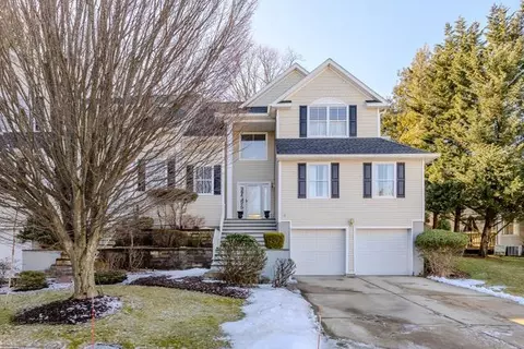 27 Vantage Ct, Port Jefferson, NY 11777