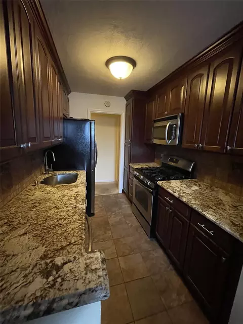 70 N Grove St #2-R, Freeport, NY 11520