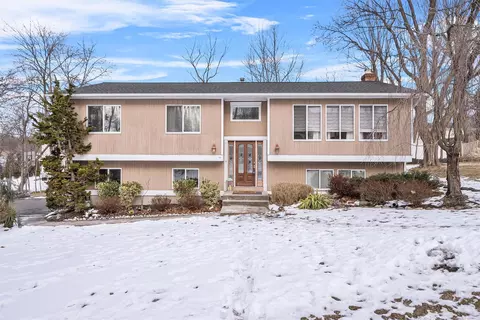 77 Dustman Ln, Clarkstown, NY 10954