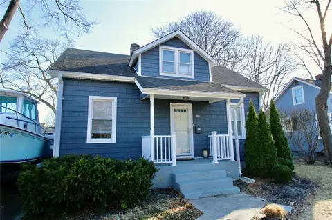42 E Walnut St, Islip, NY 11751