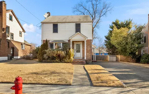 33 Hillview Ave, North Hempstead, NY 11050