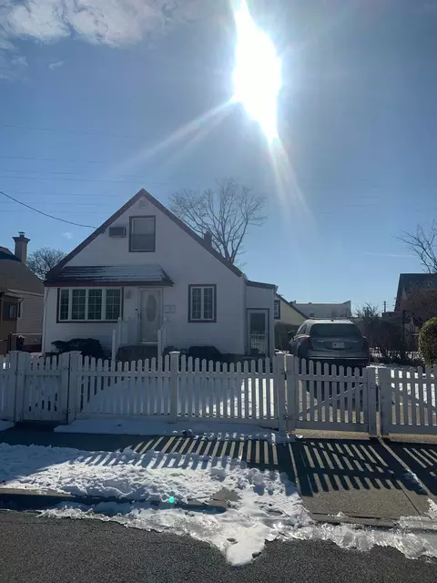 1 Oak Ave, Inwood, NY 11096
