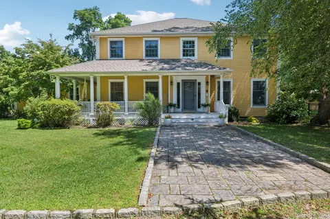 19 Oak Meadow Ln, Bellport, NY 11713