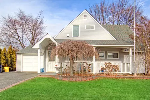 24 Bobwhite Ln, Hicksville, NY 11801