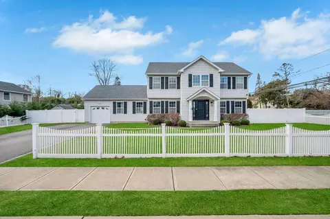 32 Greenwood Ave, East Islip, NY 11730