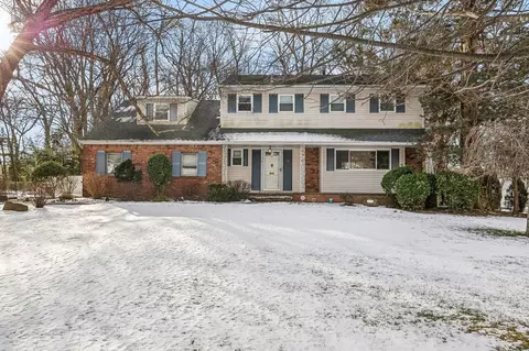 9 Pashen Pl, Dix Hills, NY 11746