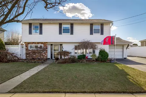 278 N Syracuse Ave, Massapequa, NY 11758
