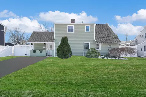 4 South Ln, Levittown, NY 11756