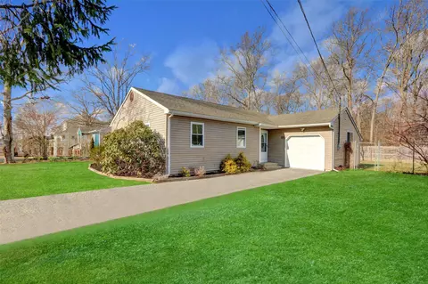 15 Golden Gate Dr, Shirley, NY 11967