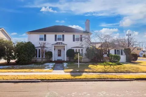 25 Liberty Ave, Lindenhurst, NY 11757