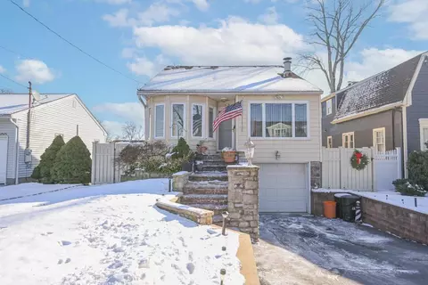 53 Rosewood Rd, Kings Park, NY 11754