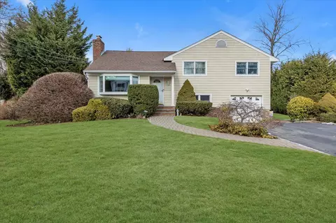9 Rupert Pl, Melville, NY 11747