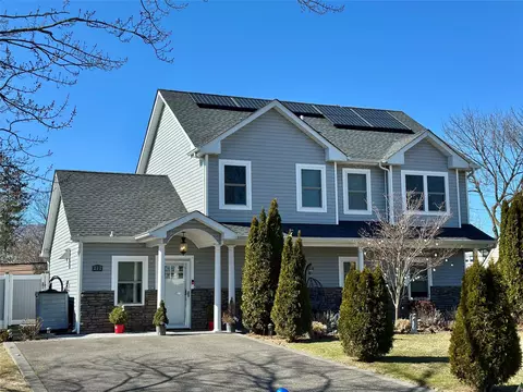 232 Elm Dr E, Levittown, NY 11756