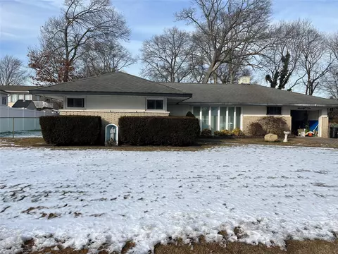 75 Ryder Ave, North Babylon, NY 11703