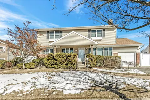 33 Clearwater Dr, Plainview, NY 11803