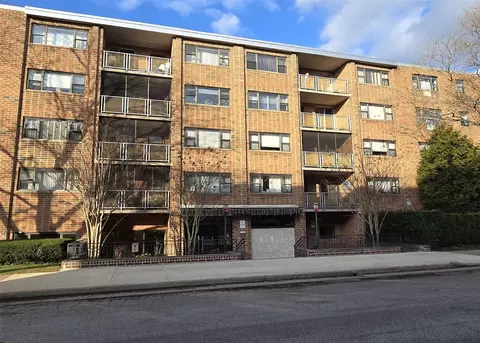 100 Clinton Ave #3W, Mineola, NY 11501
