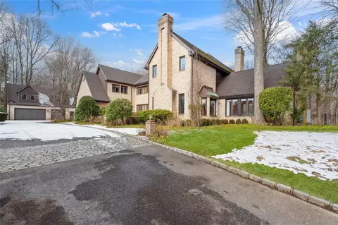 6 Danton Ln, Oyster Bay, NY 11560