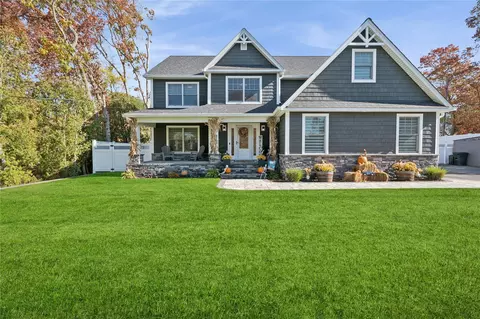 11 Jackson St, Nesconset, NY 11767