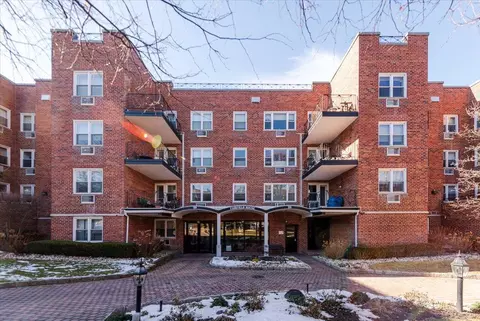 20 Chapel Pl #2C, North Hempstead, NY 11021