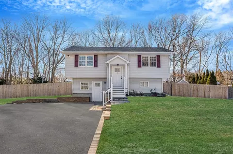 10 Antler Ln, Centereach, NY 11720