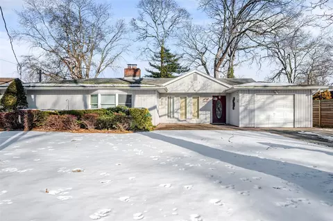 25 Linden St, Massapequa, NY 11758