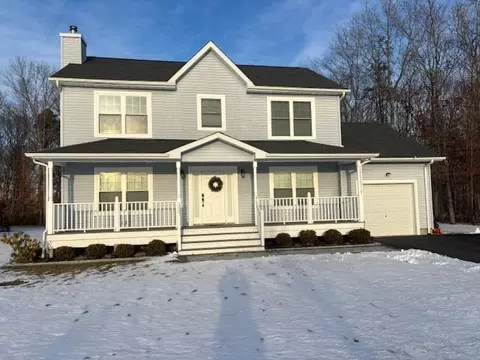 74 Mastro Ct, Calverton, NY 11933