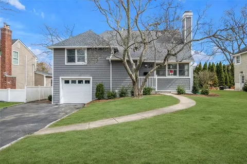 24 Roxbury Rd, North Hempstead, NY 11050