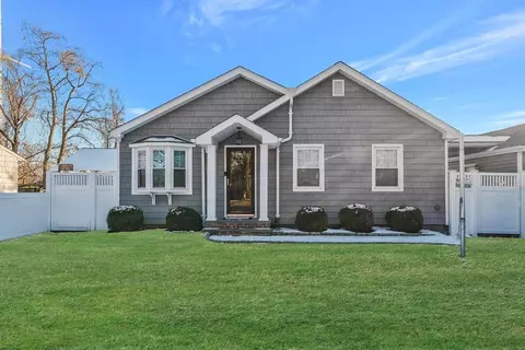 38 12th St, Ronkonkoma, NY 11779