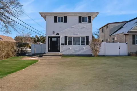 42 Madison Dr, Lindenhurst, NY 11757