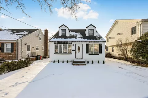 223 Pershing Pkwy, North Hempstead, NY 11501
