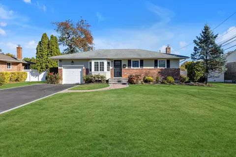 29 Gehrig St, Commack, NY 11725