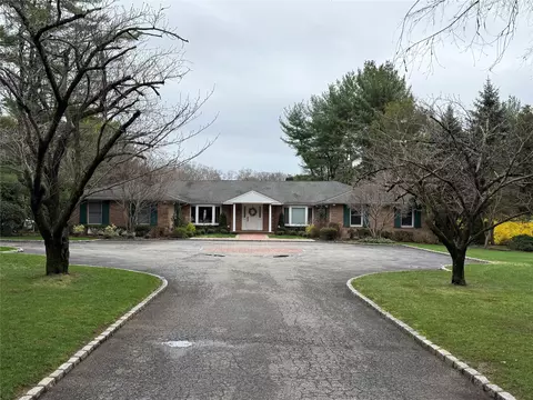 15 Morgan Dr, North Hempstead, NY 11568
