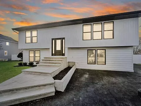 51 Kenwood Dr, Bohemia, NY 11716