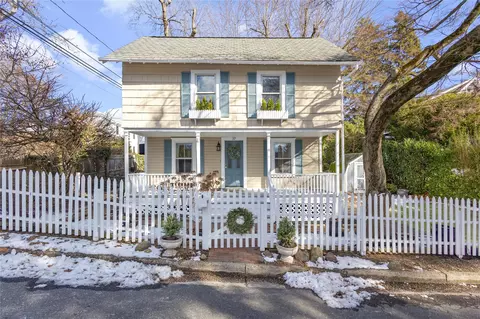 37 Elm Pl, Sea Cliff, NY 11579