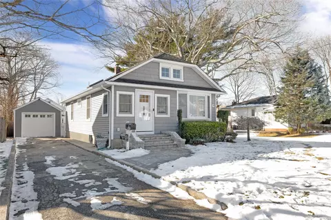 18 Alexander Ave, Farmingdale, NY 11735