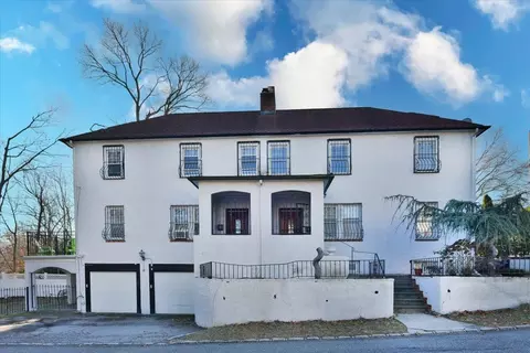 11 Floyd Pl, North Hempstead, NY 11024