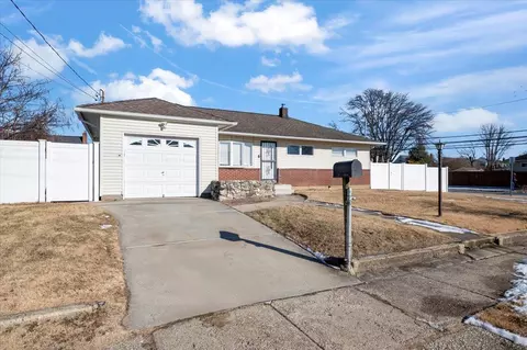 1005 N Delaware Ave, Lindenhurst, NY 11757