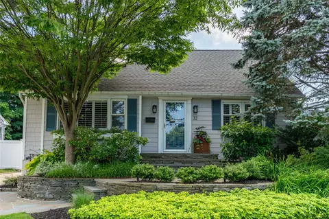 32 Chestnut St, Huntington, NY 11743