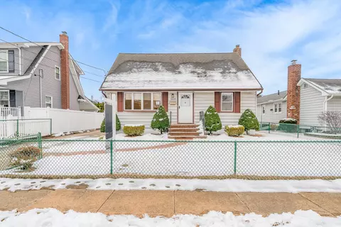 2448 Orange St, Bellmore, NY 11710