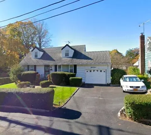 33 Titus Rd, Glen Cove, NY 11542