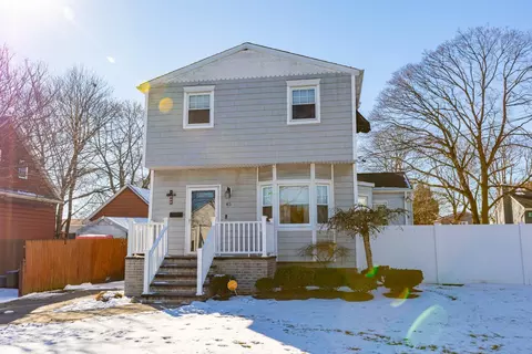 45 S Oregon Rd, West Babylon, NY 11704