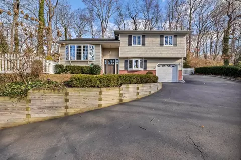 87 Woodchuck Hollow Rd, Cold Spring Harbor, NY 11724