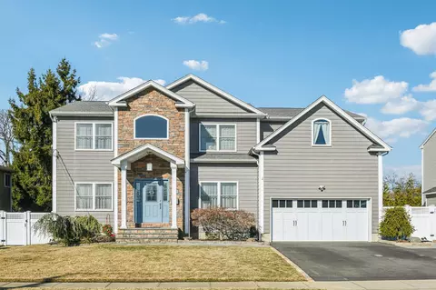 77 Sycamore St, Massapequa, NY 11758