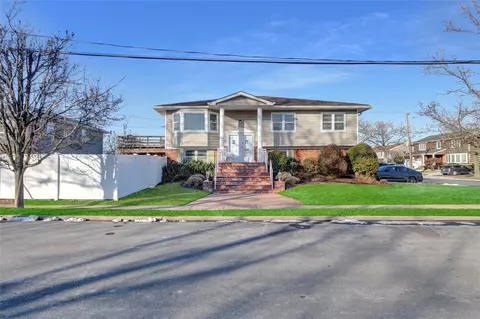 119 Ivy Ln, Lido Beach, NY 11561