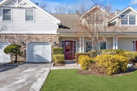 128 Pond View Dr, North Hempstead, NY 11050